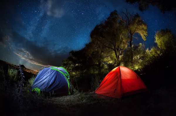 Tenda camping sob noite estrelada — Fotografia de Stock