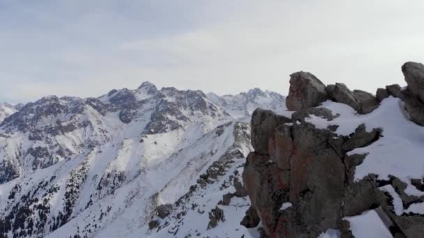 Luftaufnahme von Wanderern in den wunderschönen Bergen — Stockvideo