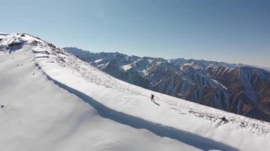 Güzel dağlardaki yürüyüşçülerin hava görüntüleri.