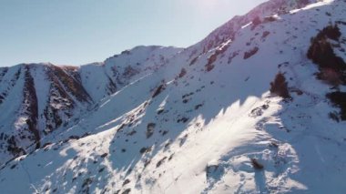 Güzel kış dağlarının havadan manzarası