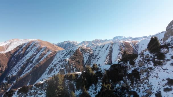 美しい山の中で小さなハイカーの空中ショット — ストック動画
