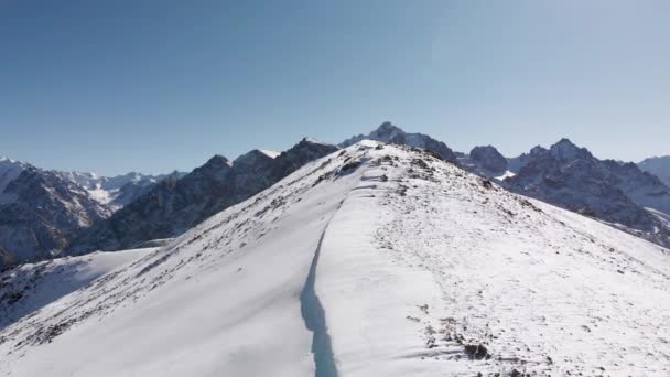 Paysage aérien de belles montagnes d'hiver — Video