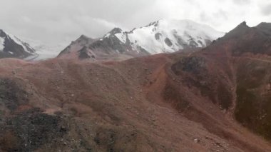Güzel kış dağlarının havadan manzarası