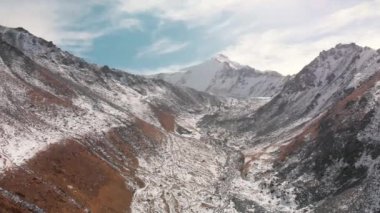 Güzel kış dağlarının havadan manzarası