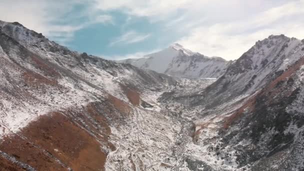 Воздушный пейзаж красивых зимних гор — стоковое видео
