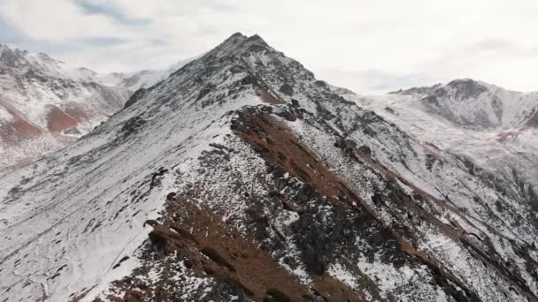 Paisaje aéreo de hermosas montañas de invierno — Vídeos de Stock