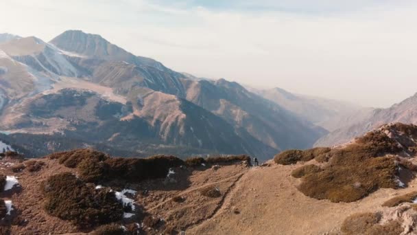 Tiro aéreo de pequenos caminhantes nas belas montanhas — Vídeo de Stock