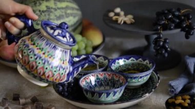 Özbekistan 'da fincana çay döken kadın