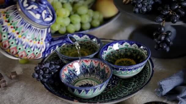 Mujer sirviendo té en la taza en Uzbekistán — Vídeos de Stock