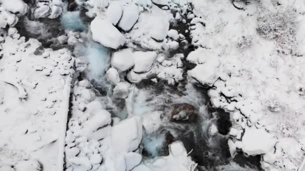 Река в зимнем снежном лесу в горах — стоковое видео