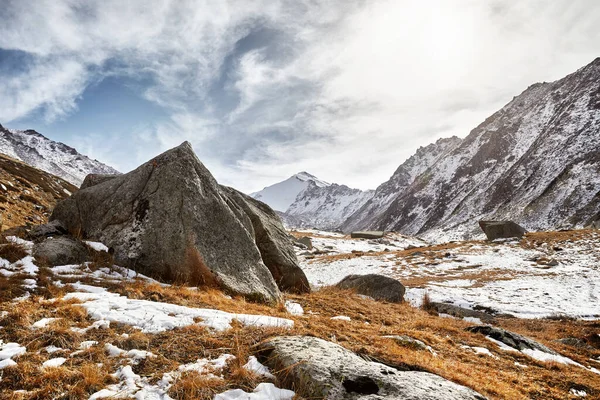 Dağ Vadisinin Güzel Manzarası Planda Büyük Bir Kaya Açık Hava — Stok fotoğraf
