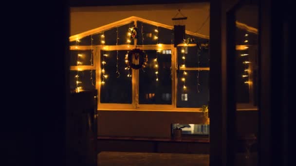 Mujer en la cocina con luces amarillas en Chrismass — Vídeos de Stock