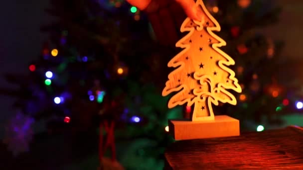 Pequeño árbol de Navidad de madera con luces brillantes — Vídeos de Stock