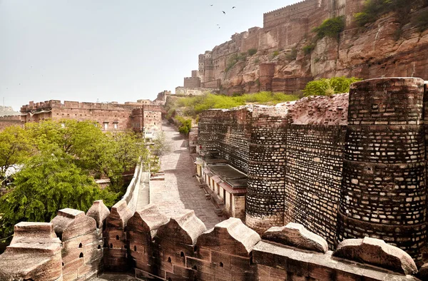 印度拉贾斯坦邦Jodhpur蓝城的Mehrangarh堡垒墙和塔楼 — 图库照片