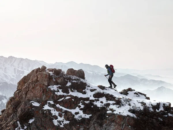 Hombre Con Mochila Caminando Sobre Roca Las Hermosas Montañas Atardecer — Foto de Stock