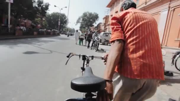 Ricskaw in bicicletta nella città di Jaipur — Video Stock