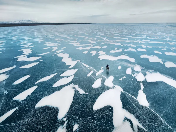 Aerial View Drone Shoot Group People Bicycle Riding Frozen Lake — Stock Photo, Image