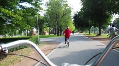 Tayland 'da tapınak yakınlarında bisiklet süren bir kadın.