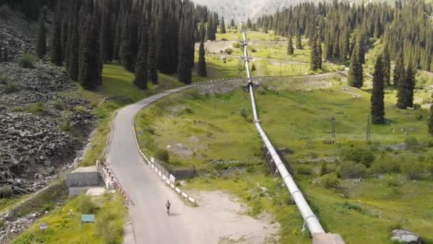 Uomo andare in bicicletta sulla strada di montagna vista dall'alto — Video Stock