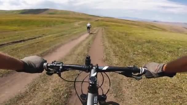 Cyklist rida cykel på bergsvägen — Stockvideo