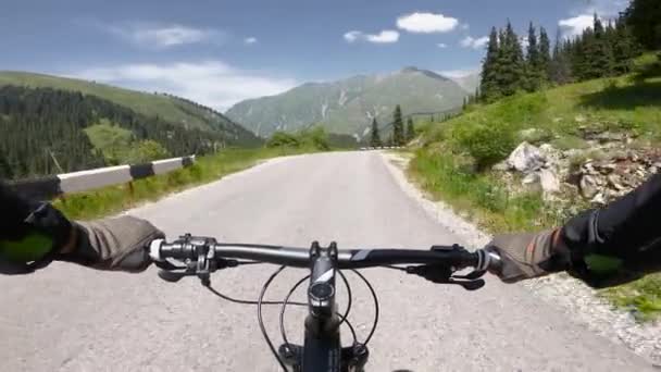 Rowerzyści jeżdżą na rowerze po górskiej drodze — Wideo stockowe