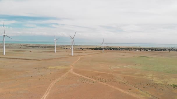 Vista aérea de turbinas eólicas perto do lago — Vídeo de Stock