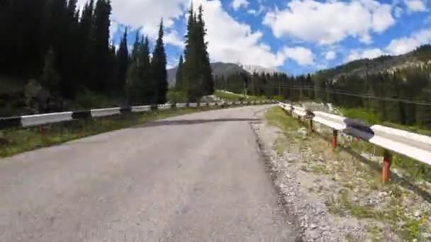 Rowerzyści jeżdżą na rowerze po górskiej drodze — Wideo stockowe