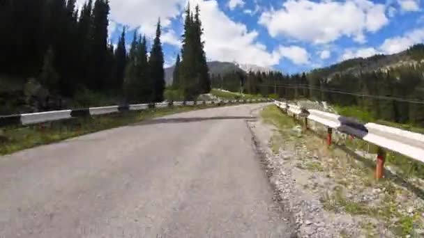 Cyklist rida cykel på bergsvägen — Stockvideo