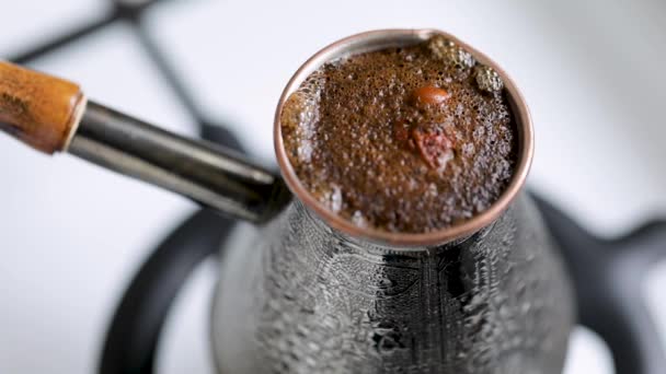 Kawa turecka w cezwie miedzianej w piecu gazowym. — Wideo stockowe