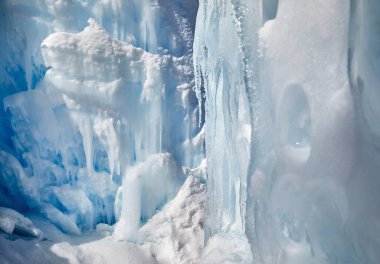 Donmuş dağ şelalesi, Kazakistan 'da sarkıt desenli.