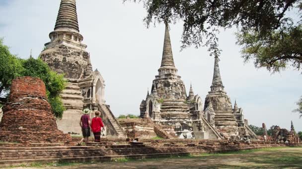 Пара туристов в древних руинах Таиланда — стоковое видео