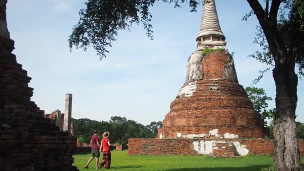 Pareja de turistas en las ruinas antiguas de Tailandia — Vídeos de Stock