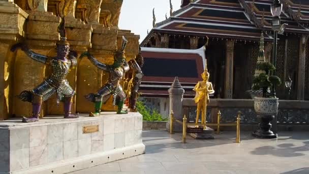 Turista no templo dourado wat phra kaew em Bngkok Tailândia — Vídeo de Stock