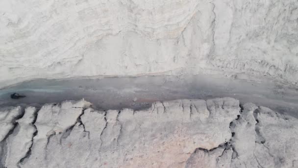 Drone skott av cyklist rida i canyon öken berg i Kazakstan — Stockvideo