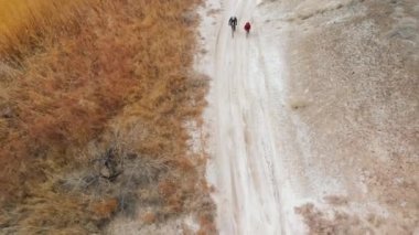 Kazakistan 'da çölde bisiklet sürerken drone çekimi.