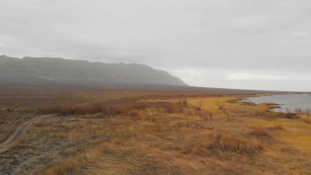 Drohnenschuss auf Fluss und Berge in Kasachstan — Stockvideo