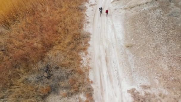 Drone skott av cyklist rida i öknen väg i Kazakstan — Stockvideo