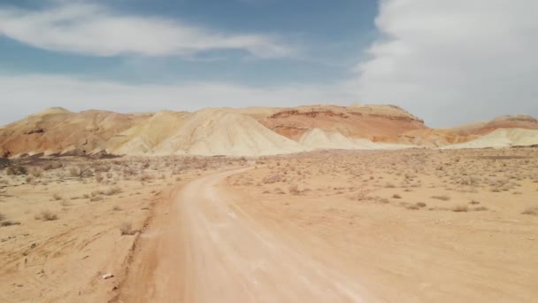 Drone tiro de desfiladeiro montanhas do deserto Aktau no Cazaquistão — Vídeo de Stock