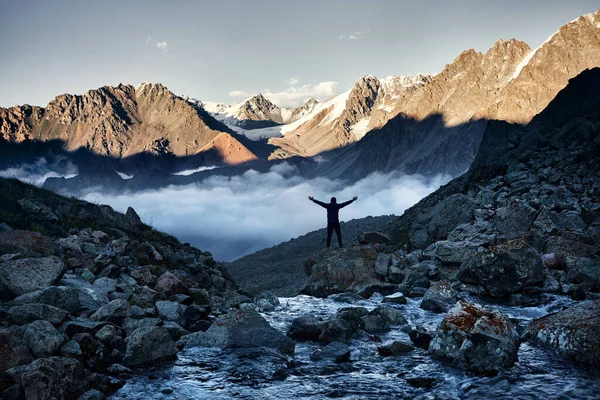 Túrázó Sziluettben Kezekkel Felhők Felett Hegyekkel Szemben Havazással Kazahsztánban Szabadtéri — Stock Fotó