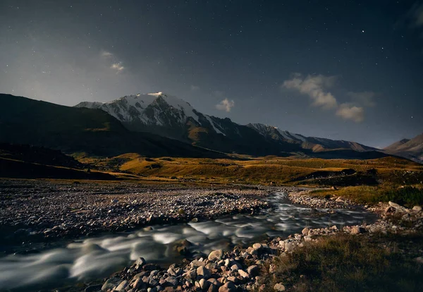 Dağ Manzarası Nehir Kazakistan Yıldızlı Karanlık Gece Gökyüzüne Karşı Açık — Stok fotoğraf