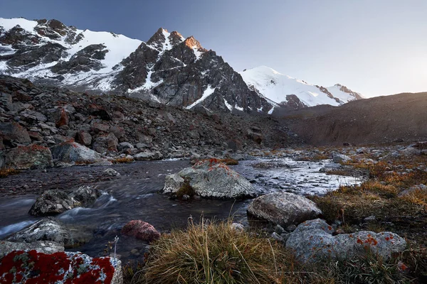 Bellissimo Scenario Della Cima Del Fiume Delle Montagne Con Neve — Foto Stock