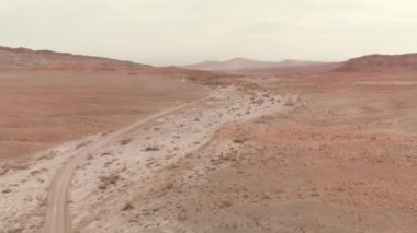 Kazakistan 'daki Altyn Emel Ulusal Parkı' ndaki kum tepelerinin havası.