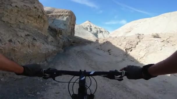 Cyklist rida cykel på bergsvägen — Stockvideo