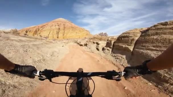 Rowerzyści jeżdżą na rowerze po górskiej drodze — Wideo stockowe