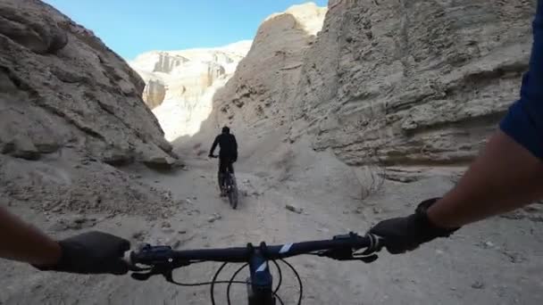 Dağ yolunda bisikletli. — Stok video