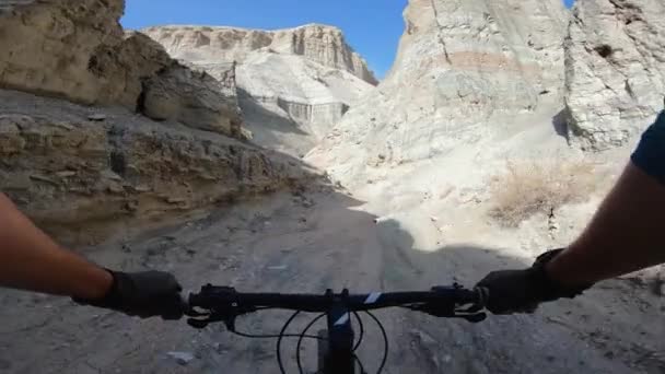 Cyklist rida cykel på bergsvägen — Stockvideo