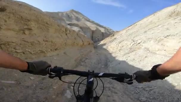 Ciclista passeio de bicicleta na estrada da montanha — Vídeo de Stock