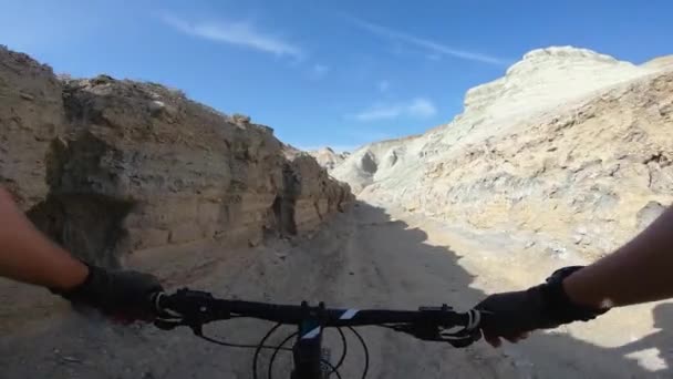 Велосипедист на горной дороге — стоковое видео
