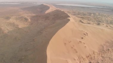 Kazakistan 'daki Altyn Emel Ulusal Parkı' ndaki kum tepelerinin havası.