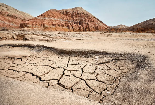 美丽的沙漠公园中奇形怪状的层状山体景观与干旱碎裂的地面 — 图库照片